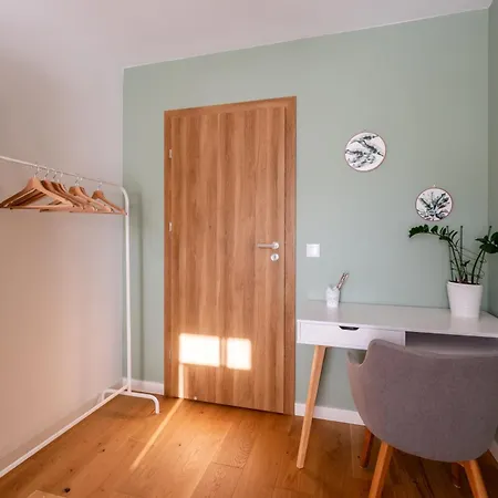 Oasis - Free Parking, Big Balcony, Private Park Apartment Krakow