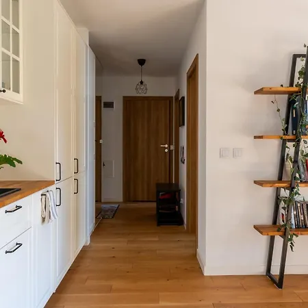 Oasis - Free Parking, Big Balcony, Private Park Lägenhet