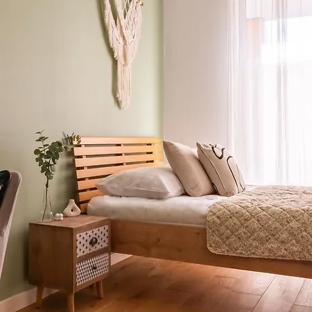 Oasis - Free Parking, Big Balcony, Private Park Apartment