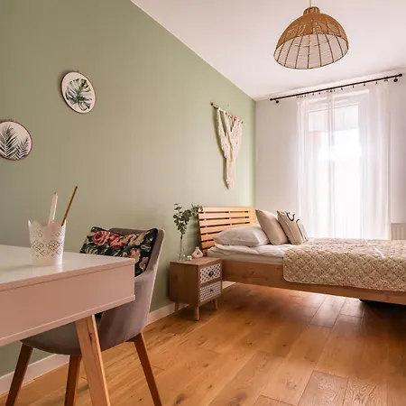 Oasis - Free Parking, Big Balcony, Private Park *